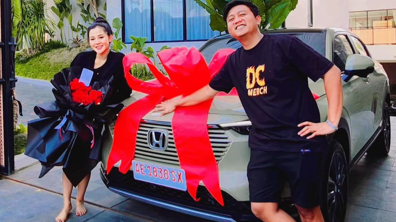 10 Momen Denny Caknan saat Beri Kejutan untuk Sang Istri Bella Bonita di Ultah ke-25, Tak Tanggung-tanggung Langsung Dihadiahi Mobil!