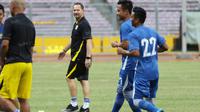 Pelatih Persib Bandung, Dejan Antonic saat mendampingi timnya berlatih di Stadion Utama gelora Bung Karno, Jakarta (2/4/2016). (Bola.com/NIcklas Hanoatubun)