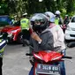 Polantas Polres Depok memeriksa surat tanda nomor kendaraan (STNK) saat Operasi Gabungan Tertib Administrasi Kendaraan Bermotor (KBM) Kendaraan Tidak Mendaftar Ulang (KTMDU) 2022 di Jembatan Panus, Depok, Kamis (9/6/2022). Ratusan kendaraan bermotor yang belum membayar pajak atau kendaraan tidak melakukan daftar ulang (KTMDU) terjaring dalam razia yang dilakukan Sistem Administrasi Manunggal Satu Atap (Samsat) Depok ini. (merdeka.com/Arie Basuki)