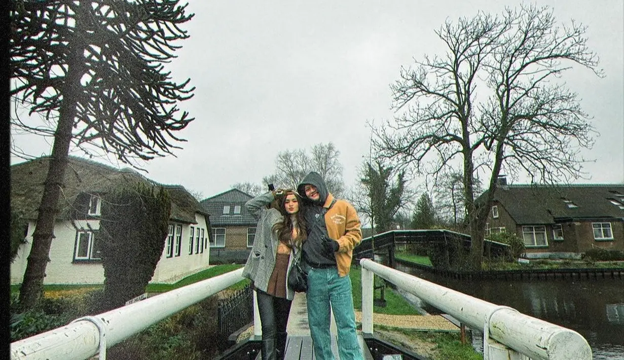 Meski kedinginan, mereka terlihat sangat bahagia bisa berlibur bersama menjelang pergantian tahun di Eropa