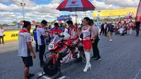 Fokus tinggi pemnbalap Astra Honda Racing Team, Herjun Atna Firdaus sebelum berloma di AP250 Asia Road Racing Championship di Sirkuit Buriram, Thailand, Sabtu (2/12/2023). (Bola.com/Hery Kurniawan)