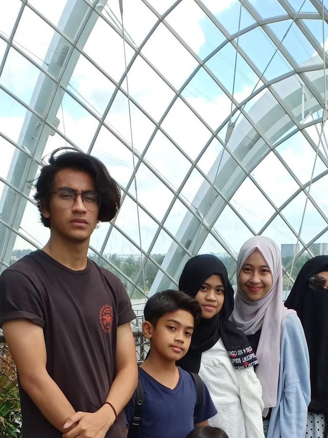 7 Potret Kebersamaan Umi Pipik Bersama Keempat Buah Hatinya, Selalu Kompak