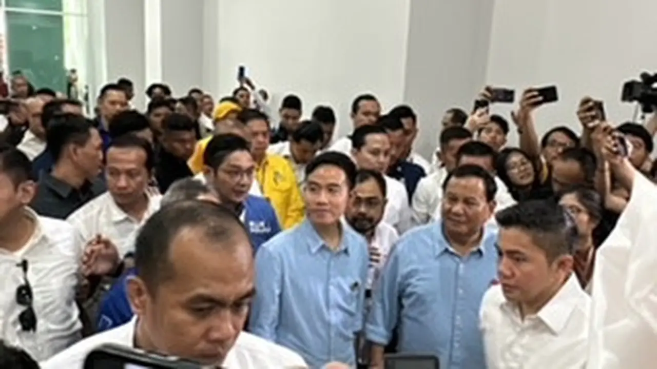 Prabowo-Gibran Tiba di Indonesia Arena GBK, Kompak Berkemeja Biru