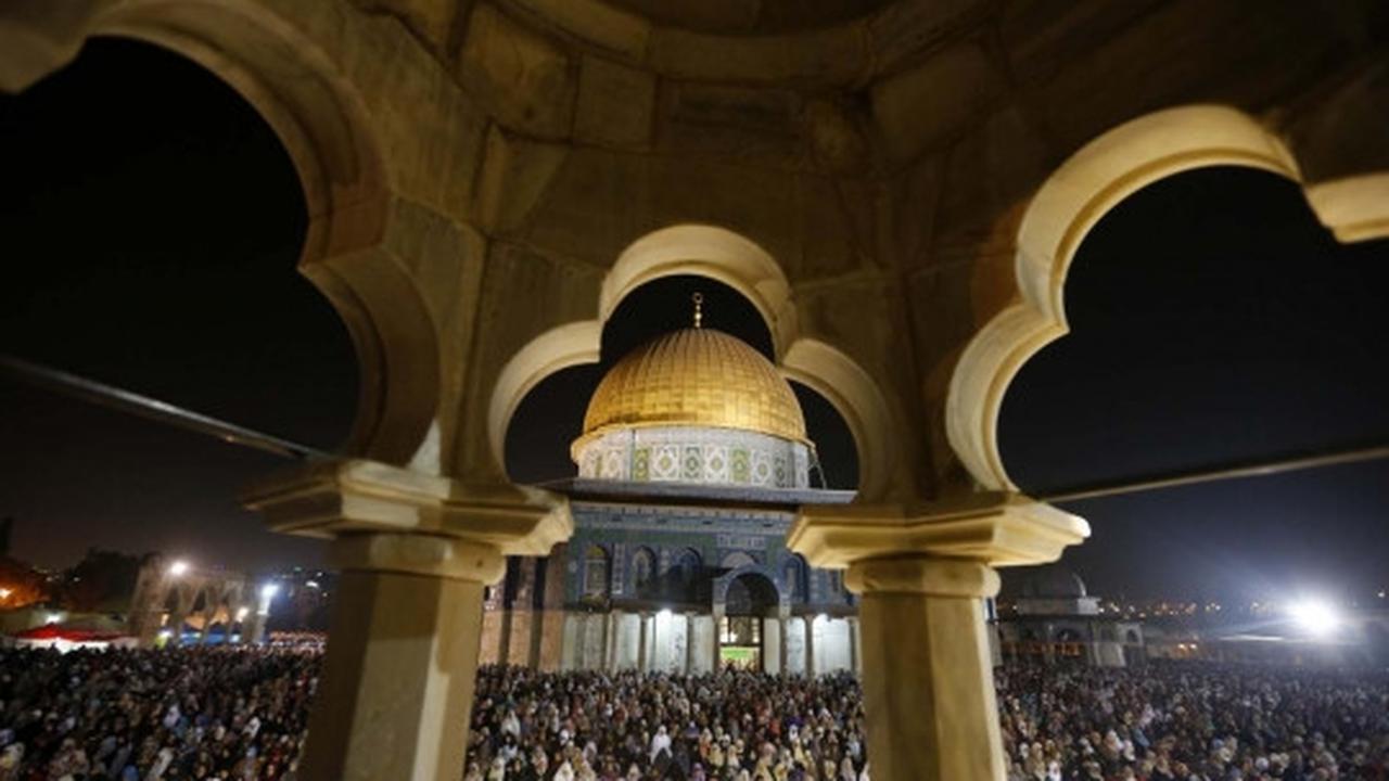Kekhusyukan doa muslim perempuan Palestina di Kubah Shakhrah