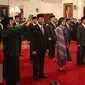 Pelantikan menteri baru hasil perombakan kabinet jilid II di di Istana Negara, Jakarta, Rabu (27/7). Wajah baru dalam reshuffle jilid II diantaranya Wiranto dan Sri Mulyani. (Liputan6.com/Faizal Fanani)