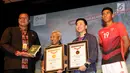 Kampanye tagar #IndonesiaKalahkanBatas yang dinisiasi OBH Combi menerima dua Rekor MURI untuk kategori Game Online Pemain Terbanyak dan Dukungan Daring oleh Warganet Terbanyak pada penutupan kampanye di Jakarta, Selasa (25/9). (Liputan6.com/Fery Pradolo)