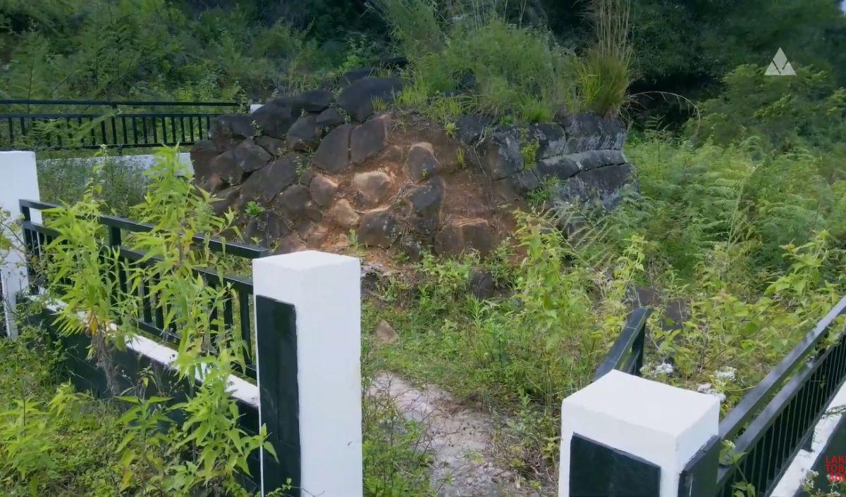 Batu yang Tersambar Petir