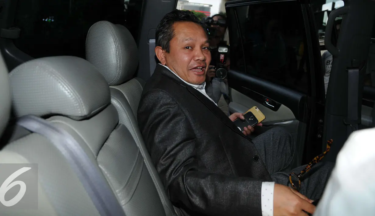 Mantan Wakil Ketua Komisi II DPR Khatibul Umam Wiranu memasuki mobil usai diperiksa KPK, Jakarta, Jumat (9/12). Khatibul diperiksa sebagai saksi dalam kasus dugaan korupsi e-KTP. (Liputan6.com/Helmi Afandi)