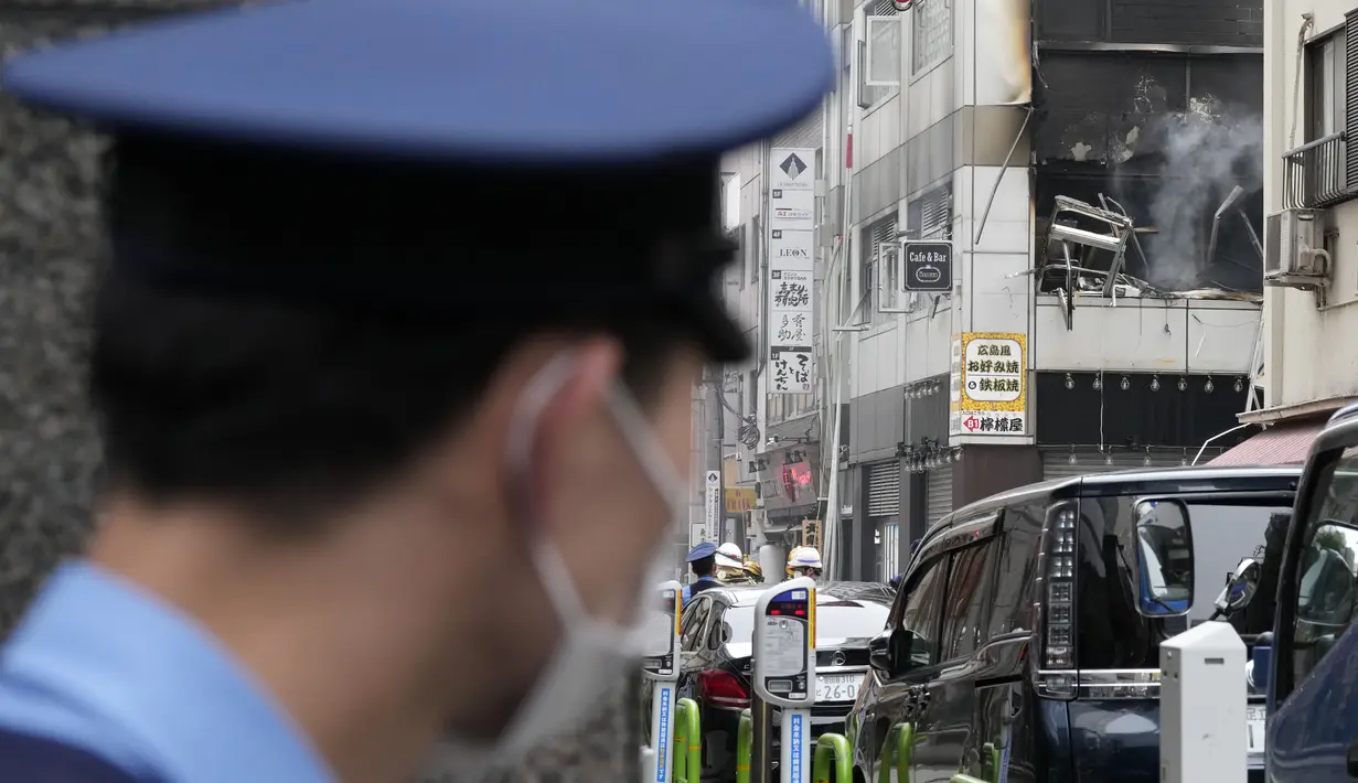 <p>"Suaranya memekakkan telinga ... itu adalah ledakan yang luar biasa," kata seorang saksi mata laki-laki kepada penyiar publik NHK. (AP Photo/Eugene Hoshiko)</p>