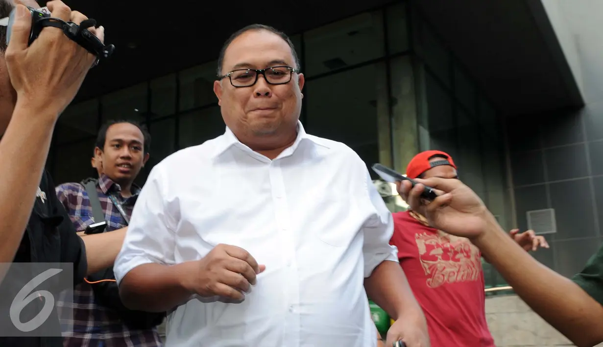 Haryadi Budi Kuncoro saat ditanya wartawan usai jalani pemeriksaan di KPK, Jakarta, Senin (22/8). Pemeriksaan untuk mendalami dugaan korupsi pengadaan tiga unit Quay Container Crane (QCC) di PT Pelindo II tahun 2010. (Liputan6.com/Helmi Afandi)