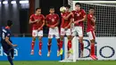 Gelandang Timnas Singapura, Shahdan Sulaiman (kiri) melakukan tendangan bebas untuk mencetak gol pada pertandingan leg kedua semifinal Piala AFF 2020 di National Stadium, Sabtu (25/12/2021). Laga dimenangkan Indonesia 4-2 lewat perpanjangan waktu 2 x 15 menit. (AFP/Roslan Rahman)