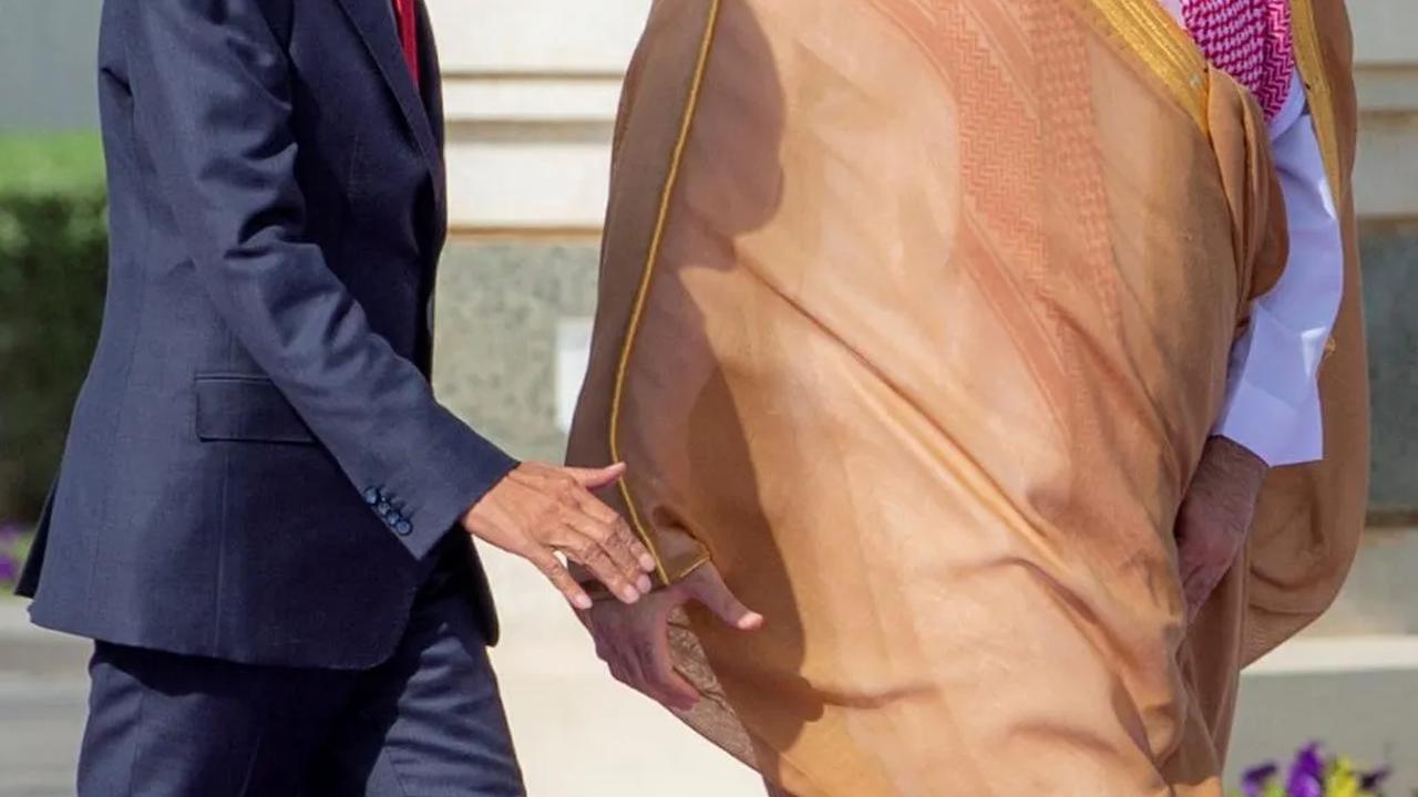 Jokowi tiba sekitar pukul 14.00 waktu setempat. Jokowi disambut secara resmi oleh Pangeran MBS yang di halaman depan Istana Al-Yamamah.
