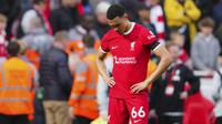 Reaksi kecewa bek Liverpool, Trent Alexander-Arnold setelah timnya kalah 0-1 dari Crystal Palace usai berakhirnya laga pekan ke-33 Premier League 2023/2024 di Anfield Stadium, Liverpool, Minggu (14/4/2024). (AP Photo/Jon Super)