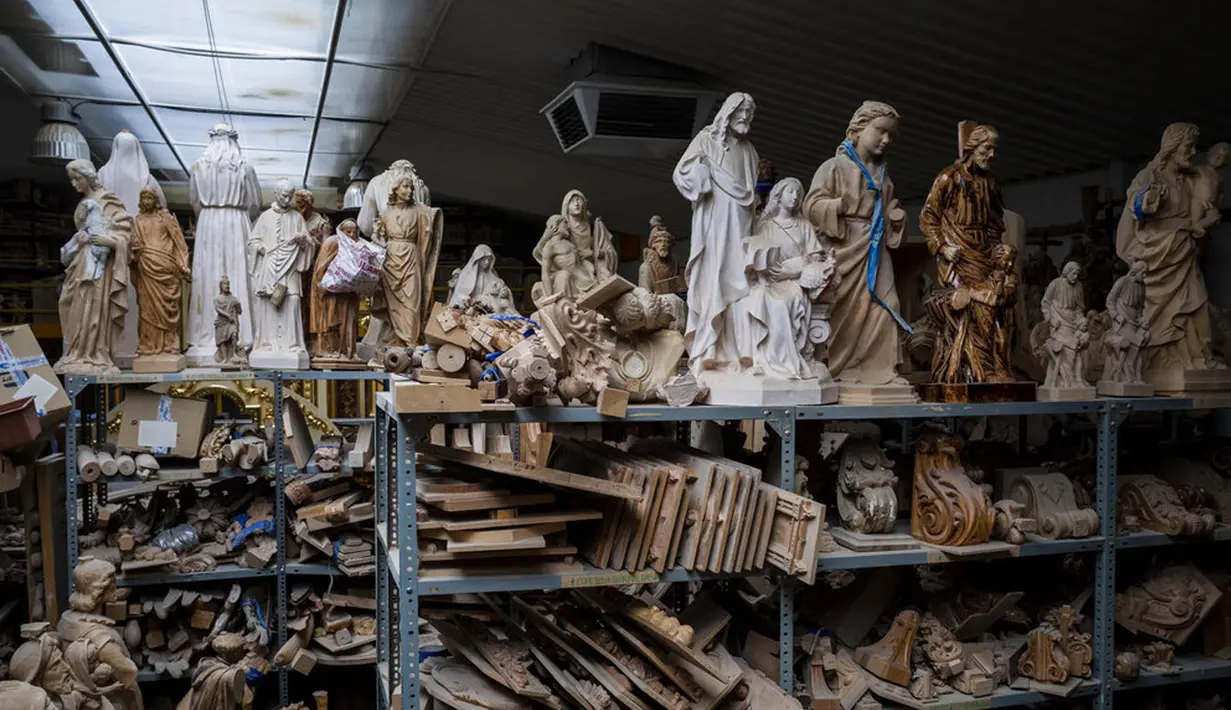 Cetakan bertema religius disimpan di bengkel Arte Martinez, Horche, Spanyol, Senin (29/3/2021). Untuk bengkel seni religius Arte Martinez, pandemi COVID-19 berarti berkurangnya jumlah pesanan dan penjualan patung kayu, altar, dan figur religius. (AP Photo/Bernat Armangue)