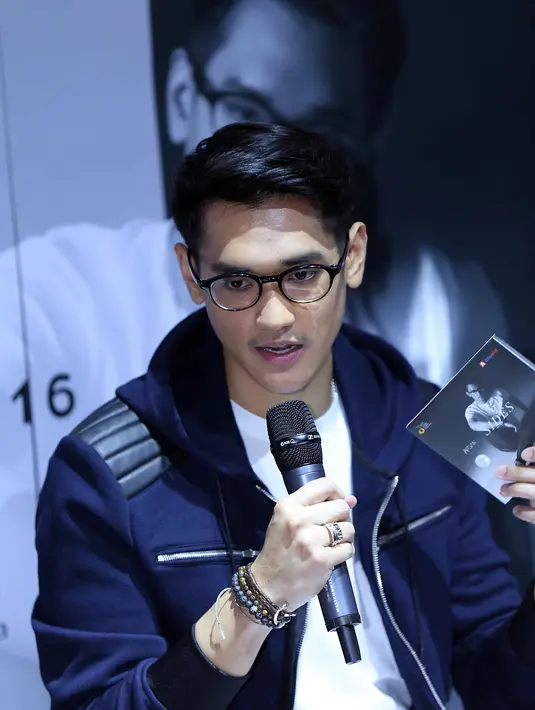 Dalam album terbarunya kali ini, Afgan menggandeng beberapa penyanyi dari Indonesia dan Malaysia. Dengan Sonaone dari Malaysia Afgan rekaman dua lagu. (Nurwahyunan/Bintang.com)