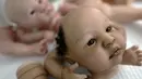 Bagian dari boneka bayi super realistis terlihat di studio seniman Brasil Ana Paula Guimaraes di Contagem pada 16 November 2021. Boneka-boneka super realistis bernama Reborn Babies itu berharga $ 1300 dolar AS (sekitar Rp 18,5 juta) dan membutuhkan rata-rata 7 hari untuk selesai. (DOUGLAS MAGNO/AFP)