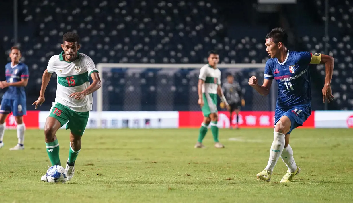 Ricky Kambuaya. Gelandang Timnas Indonesia berusia 25 tahun ini melakukan debutnya saat diturunkan Shin Tae-yong di leg pertama saat Indonesia menang 2-1 atas Chinese Taipei. Pada leg kedua ia mencetak 1 gol indah melalui tembakan keras dan membawa Indonesia menang 3-0. (Dok. PSSI)