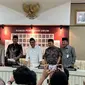 Ketua Komisi Pemilihan Umum (KPU) Hasyim Asyari dan jajarannya&nbsp;di gedung KPU RI, Jakarta Pusat, Jumat (5/1/2024). (Liputan6.com/Nanda Perdana Putra)