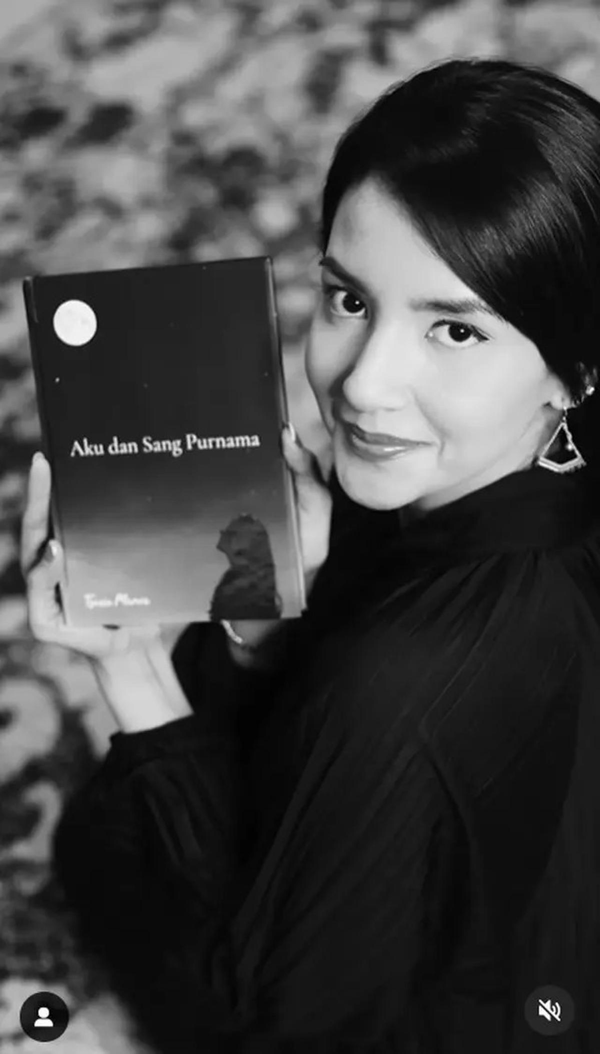 6 Potret Tsania Marwa Merilis Buku, Tumpahkan Isi Perasaannya dalam Karya Tulis