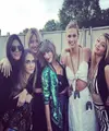 Pada awalnya Taylor Swift dan Kendall Jenner sahabat dekat. Kendall dan Taylor kerap terlihat bersama. Rupanya Taylor Swift cemburu dengan Kendall Jenner mengencani Harry Styles usai dirinya putus dengan anggota One Direction. (dailymail/Bintang.com)