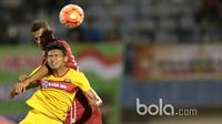 Dendi Sulistyawan (kanan) berduel dengan pemain Semen Padang pada laga Piala Presiden 2017 di Stadion Manahan, Solo. (26/2/2017). (Bola.com/Nicklas Hanoatubun)