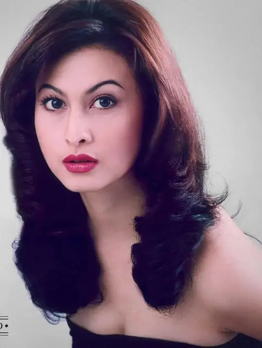 Ini juga merupakan foto Diana Pungky bersama Malibu Studio. Pancarkan kecantikan alami, tak heran jika lawan main Indra Bruggman ini jadi idola pada masanya. Dengan polesan makeup natural namun memoles bibir dengan lipstik merah, pesona Diana Pungky semakin terpancar. Rambut curly yang dibiarkan digerai sangat cocok dengan busana yang dikenakannya. (Liputan6.com/IG/@malibu62studio)