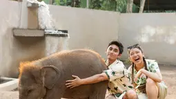 Bersama sang kekasih, Alshad Ahmad bercanda dengan anak gajah. Tiara Andini, sampai terpingkal-pingkal melihat tingkah Alshad yang ingin memeluk gajah tersebut. (Foto: Instagram/@alshadahmad)