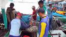 Nelayan membongkar ikan hasil tangkapan di Pelabuhan Muara Angke, Jakarta, Selasa (27/12/2022). Kementerian Kelautan dan Perikanan (KKP) pada 2023 menargetkan peningkatan nilai ekspor komoditas kelautan dan perikanan hingga mencapai USD 7,6 miliar. (Liputan6.com/Herman Zakharia)