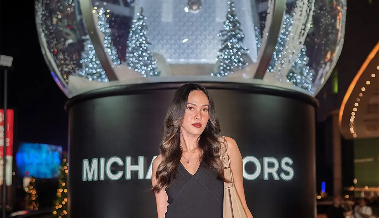 Aktris cantik Della Dartyan tampil effortless glam dengan sleeveless dress hitam. Dress V-neck itu dipadu dengan Nubuck Bag dari Michael Kors dalam pilihan warna taupe [@delladartyan]