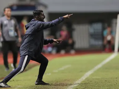 Pelatih Malaysia U-17, Osmera bin Omaro terlihat lincah penuh energi dan tampak sibuk kesana kemari mengawasi jalannya pertandingan sambil berteriak dari pinggir lapangan. (Bola.com/Ikhwan Yanuar)
