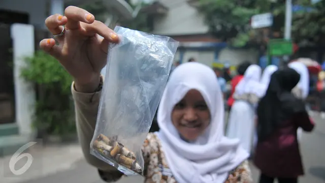 Aksi Siswa SMP Tolak Iklan Rokok di Warung