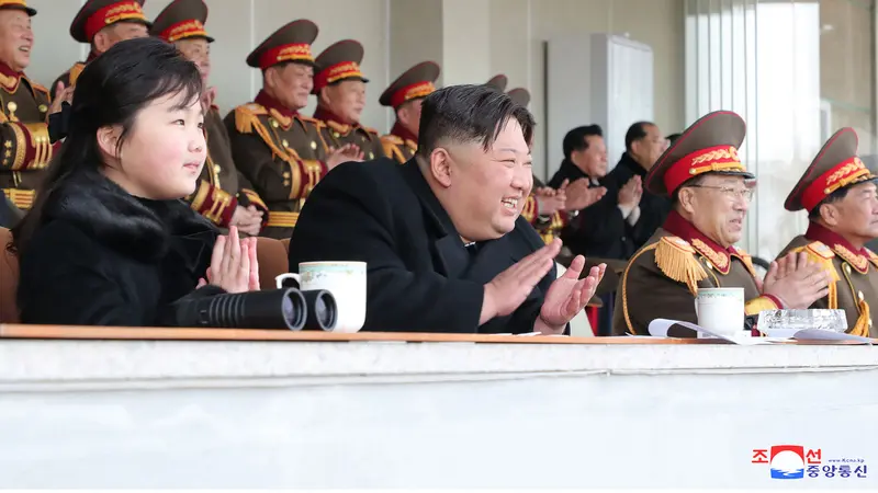Potret Kim Jong Un dan Putrinya Saksikan Pertandingan Sepak Bola, Penuh Senyum