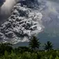 Asap tebal mengepul saat erupsi Gunung Merapi terlihat dari desa Tunggularum di Sleman pada 11 Maret 2023.Selama periode itu, Gunung Merapi juga tercatat mengalami sembilan kali gempa guguran, satu kali gempa fase banyak, dan 19 kali gempa vulkanik dalam, demikian Agus Budi Santoso. (AFP/Devi Rahman)