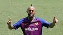 Pemain baru Barcelona, Arturo Vidal, saat perkenalan di Stadion Camp Nou, Senin, (7/8/2018). Barcelona merogoh kocek sebesar 19 juta euro untuk mengamankan jasa pria berkebangsaan Cile itu. (AP/Manu Fernandez)