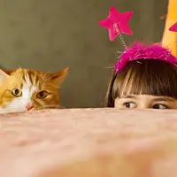 Ilustrasi Anak dengan Hewan Peliharaan/copyright shutterstock/Nikolay Bassov