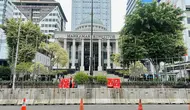 Suasana di luar Gedung Mahkamah Konstitusi (MK), Jalan Medan Merdeka Barat, Jakarta Pusat saat berlangsungnya sidang sengketa Pilpres 2024. (Liputan6.com/Nanda Perdana Putra)