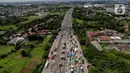 <p>Foto udara menunjukkan kendaraan terjebak macet di gerbang masuk tol Cikupa, Tangerang, Banten, Kamis (28/4/2022). Memasuki H-4 Hari Raya Idulfitri 1443 H atau Lebaran 2022, kendaraan pemudik dengan menggunakan kendaraan pribadi mengular di pintu tol Cikupa arah Merak. Kemacetan terjadi kurang lebih hingga dua km meter. (Liputan6.com/Angga Yuniar)</p>