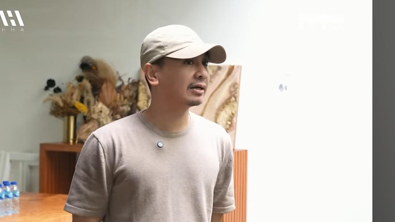 Disebut Berhantu, 3 Potret Dapur Raditya Dika Dekat Taman - Elegan dengan Kitchen Island Nuansa Abu-abu