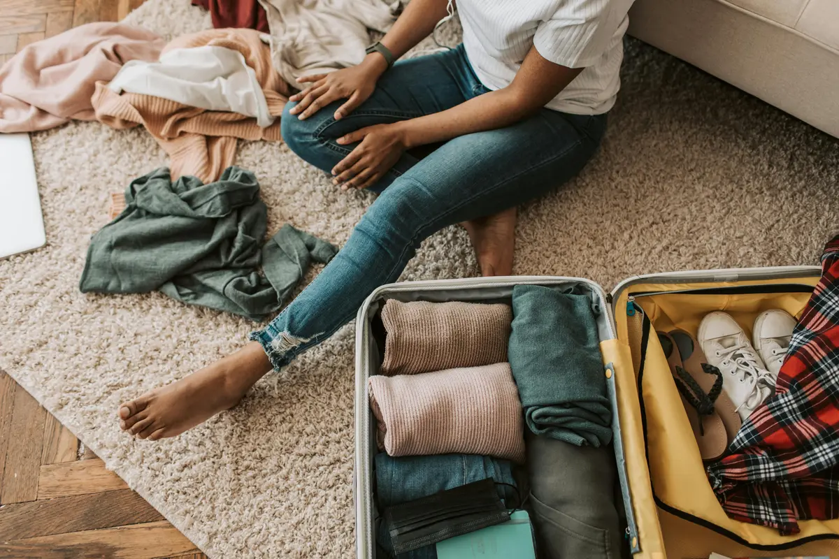 Ilustrasi packing baju, koper
