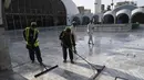 Seorang pekerja mendisinfeksi masjid Data Darbar menjelang Ramadan di Lahore, Pakistan pada Sabtu (10/4/2021). Sejumlah fasilitas masjid tersebut mulai dibenahi menjelang bulan Ramadan guna memberikan kenyamanan warga dalam beribadah. (Arif ALI / AFP)