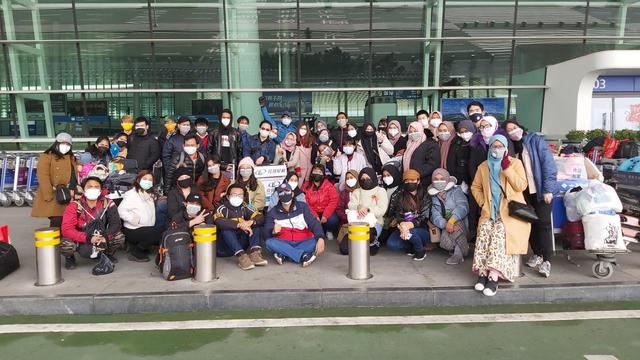 WNI di Wuhan sedang didata sebelum pulang ke Indonesia. (Dokumentasi KBRI Beijing)
