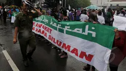 Sejumlah orang membawa spanduk saat melakukan aksi di depan Balaikota, Jakarta, senin (2/3/2015). Aksi ini sebagai bentuk dukungan kepada Gubernur Ahok yang sedang bersitegang dengan DPRD DKI Jakarta (Liputan6.com/Johan Tallo)