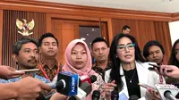 Baiq Nuril didampingi politikus PDIP Rieke Diah Pitaloka di Gedung Parlemen, Senayan. (Delvira Hutabarat)