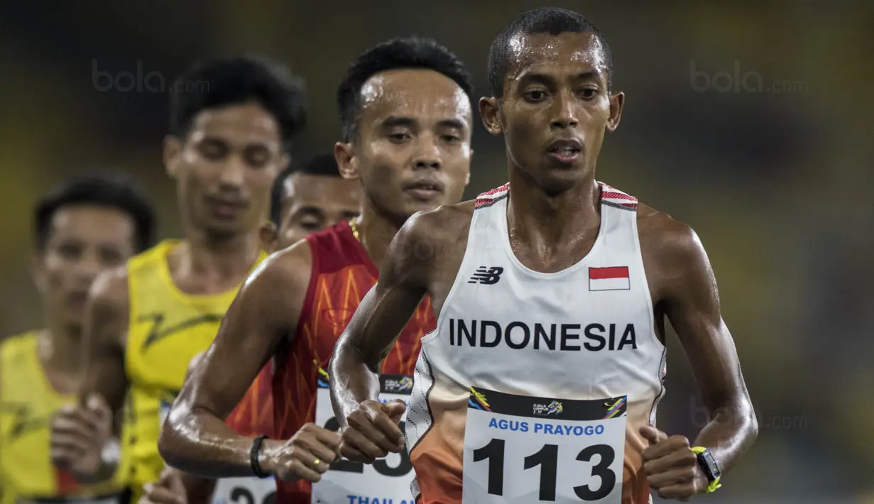 Pelari Indonesia, Agus Prayogo, meraih medali emas SEA Games cabang atletik nomor 10.000 meter di Stadion Bukit Jalil, Kuala Lumpur, Jumat (25/8/2017). Agus menorehkan waktu 30 menit 22,26 detik. (Bola.com/Vitalis Yogi Trisna)
