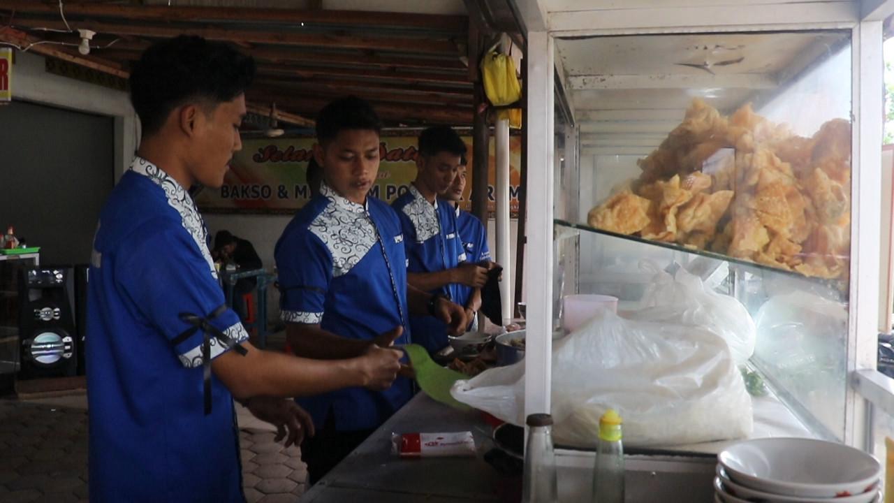 Pedagang Bakso Malang Pakai Pita Hitam