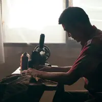 Temukan bagaimana Tren Sepatu Italia dengan Sentuhan Pengrajin Indonesia menciptakan harmoni sempurna antara desain klasik dan kriya Nusantara yang memikat hati pria. (Mario Minardi)