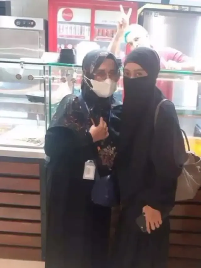 6 Potret Terbaru Lesti Kejora Tersenyum Saat Umrah, Tak Bersedih Lagi