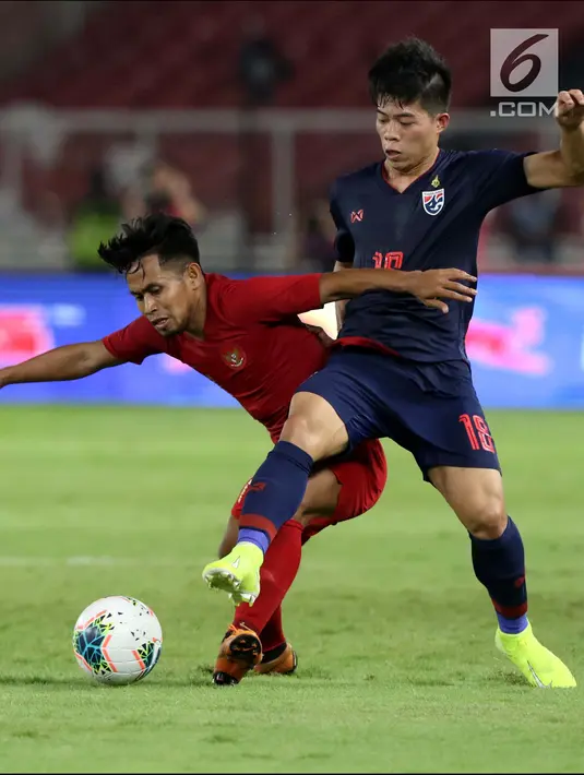 Pemain Timnas Indonesia, Andik Vermansyah berebut bola dengan pemain Thailand pada laga Grup G Penyisihan Kualifikasi Piala Dunia 2022 zona Asia di Stadion Utama Gelora Bung Karno, Jakarta, Selasa (10/9/2019). Babak pertama kedua tim bermain imbang 0-0. (Liputan6.com/Helmi Fithriansyah)