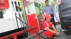 Petugas mengisi BBG jenis Liquified Gas for Vehicle (LGV) Vigas saat uji coba di SPBU Coco Gandaria, Jakarta, Rabu (18/2/2015). Vigas merupakan bahan bakar alternatif pengganti BBM yang lebih hemat serta ramah lingkungan. (Liputan6.com/Herman Zakharia)