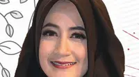 Pipik Dian Irawati, perempuan berhijab yang biasa disapa Umi Pipik ini merupakan istri dari (alm) Ustad Jefri Al Buchori.